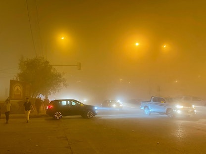سيارات تسير على طريق وسط عاصفة رملية في بغداد. العراق، 5 مايو 2022 - REUTERS