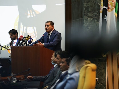 رئيس الوزراء الليبي عبد الحميد دبيبة يتحدث في البرلمان في سرت، ليبيا. 9 مارس 2021 - REUTERS