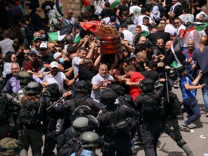 لقطة تُظهر اعتداء الشرطة الإسرائيلية على المشيعين في جنازة الصحافية الفلسطينية شيرين أبو عاقلة في القدس- 13 مايو 2022 - REUTERS