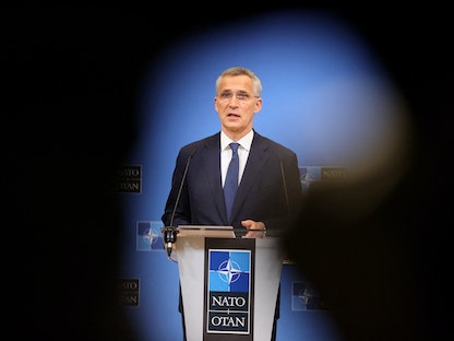 الأمين العام لحلف الناتو ينس ستولتنبرج يلقي كلمة أمام ممثلي وسائل الإعلام بعد اجتماع لوزراء خارجية الناتو في مقر الناتو في بروكسل- 7 أبريل 2022 - AFP