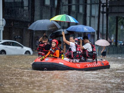 قارب إنقاذ في شارع مغمور بمياه الأمطار بمدينة شنتشن الصينية. 8 سبتمبر 2023 - AFP