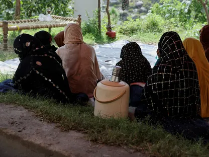 نساء يجلسن داخل خيمة أثناء لجوئهن مع آخرين في أعقاب الزلزال المدمر الذي ضرب ولاية ننغرهار بأفغانستان. 6 سبتمبر 2025 - Reuters