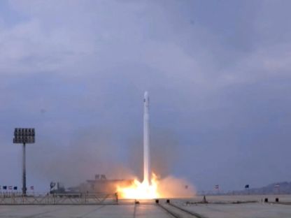 صورة من مقطع فيديو نشرته وكالة الأنباء الإيرانية للحظة إطلاق الصاروخ "نور 3". 27 سبتمبر 2023 - AFP