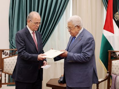الحكومة الفلسطينية الجديدة تتعهد بمواجهة الفساد والعمل على تحالف دولي للإغاثة