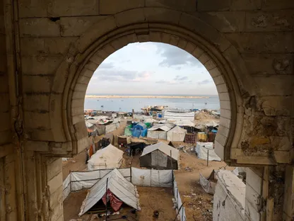 فلسطينيون يحتمون في خيامهم بمدينة غزة. 12 نوفمبر 2025 - REUTERS