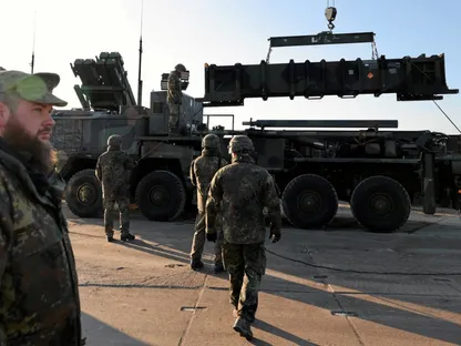 جنود ألمان يتفقدون وحدات منظومة الدفاع الجوي من طراز باتريوت في قاعدة جيسيونكا العسكرية جنوب شرق بولندا. 23 يناير 2025 - REUTERS