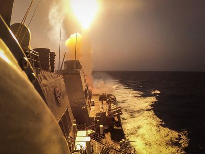 المدمرة الأميركية USS Carney تستهدف صواريخ وطائرات مسيّرة أطلقها الحوثيون ضد سفن في البحر الأحمر. 19 أكتوبر 2023 - AFP