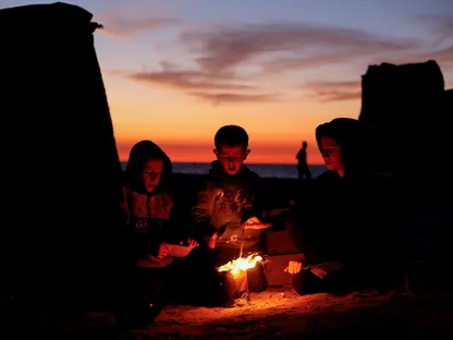 أطفال فلسطينيون بأحد مخيمات النزوح في وسط قطاع غزة. 17 نوفمبر 2025 - Reuters