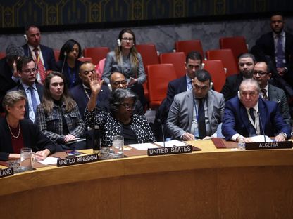 مندوبة الولايات المتحدة في الأمم المتحدة ليندا توماس جرينفيلد تستخدم الفيتو ضد مشروع قرار جزائري لوقف النار في غزة. 20 فبراير 2024 - رويترز