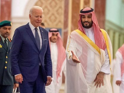 ولي العهد السعودي الأمير محمد بن سلمان يستقبل الرئيس الأميركي جو بايدن لدى وصوله إلى قصر السلام في جدة خلال زيارته إلى السعودية. 15 يوليو 2022 - Reuters