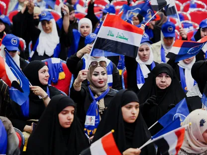 امرأة تلوح بالعلم العراقي خلال حفل إعلان البرنامج الانتخابي لأحد الأحزاب قبل الانتخابات البرلمانية العراقية المقبلة في بغداد. 10 أكتوبر 2025 - Reuters