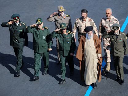 المرشد الإيراني علي خامنئي يتفقد القوات المسلحة خلال حفل تخرّج لضباط القوات المسلحة في أكاديمية الإمام علي بالعاصمة طهران، إيران. 10 أكتوبر 2023 - Reuters