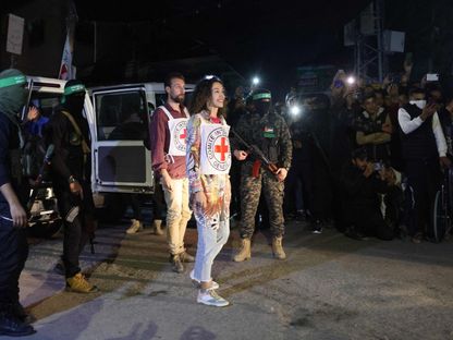 أعضاء من الصليب الأحمر ينتظرون استقبال الأسرى الذين أفرجت عنهم حماس في رفح بجنوب قطاع غزة. 28 نوفمبر 2023 - AFP