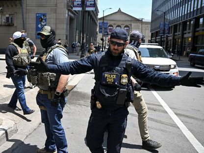 ضباط إنفاذ القانون خلال عمليات احتجاز مهاجرين في مانهاتن بمدينة نيويورك. 16 يونيو 2025 - REUTERS