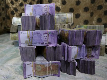أوراق من الليرة السورية فئة 2000 ليرة وتظهر عليها صورة الرئيس السابق بشار الأسد، 3 فبراير 2020 - REUTERS