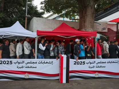 ناخبون يصطفون للتصويت في إحدى المدارس خلال الجولة الأولى من الانتخابات البرلمانية، الجيزة، مصر. 10 نوفمبر 2025 - reuters
