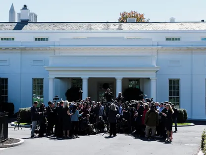 المتحدثة باسم البيت الأبيض كارولين ليفيت تتحدث إلى الصحافيين قرب الجناح الغربي للبيت الأبيض. واشنطن. 16 أكتوبر 2025 - Reuters