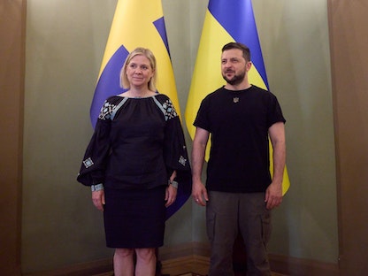 الرئيس الأوكراني فولوديمير زيلينسكي ورئيسة الوزراء السويدية ماجدالينا آندرسون في كييف- 4 يوليو 2022 - Twitter/@UKRinSWE