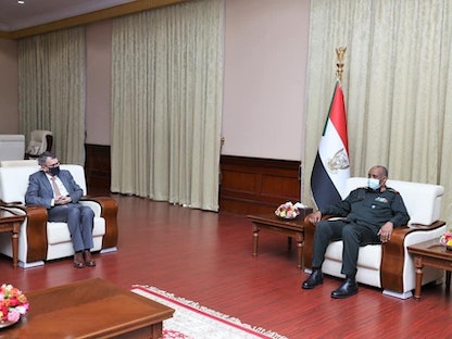 رئيس بعثة الأمم المتحدة لدعم المرحلة الانتقالية في السودان فولكر بيرتس خلال لقاء مع عبد الفتاح البرهان. 3 ديسمبر 2021. - تويتر