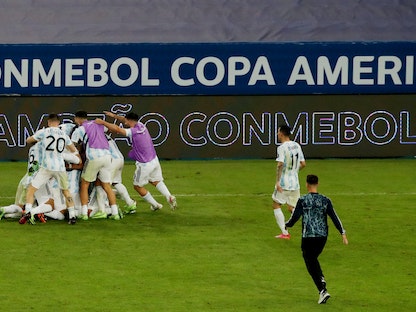 لاعبو الأرجنتين يحتفلون حول ميسي بعد الفوز على البرازيل وحصد لقب كوبا أميركا - REUTERS