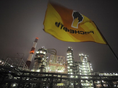 شعار شركة Rosneft الروسية للنفط فوق مصفاة Novokuibyshevsk بالقرب من مدينة سامارا في روسيا. 28 أكتوبر 2010 - REUTERS