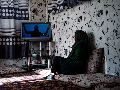 إحدى الناجيات من العنف الجنسي تشاهد التلفاز في ملجأ للنساء والفتيات الأفغانيات ضحايا العنف الأسري في كابول، أفغانستان. 11 ديسمبر 2021 - AFP