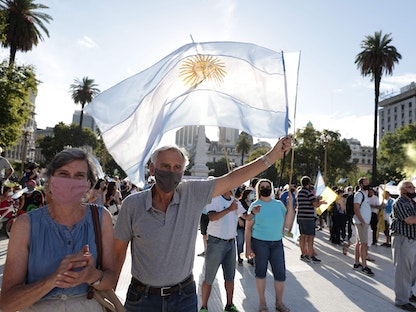 مظاهرات في العاصمة الأرجنتينية بيونس أيرس احتجاجاً على "التمييز" في توزيع لقاحات كورونا - AFP