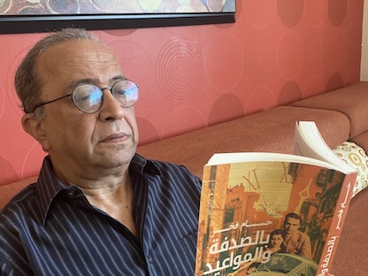 الكاتب والمترجم المصري حسام فخر يتصفح عمله "بالصدفة والمواعيد" - الشرق