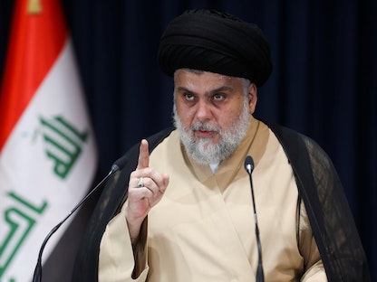 رجل الدين مقتدى الصدر خلال مؤتمر صحافي بعد إعلان النتائج الأولية للانتخابات البرلمانية العراقية - 11 أكتوبر 2021 - REUTERS