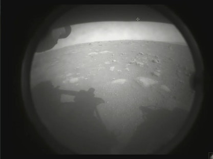 أول صورة التقطها الروبوت "برسفيرانس" بعد هبوطه على كوكب المريخ - حساب "NASA" على تويتر