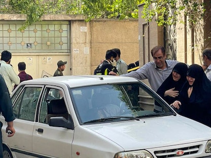إيرانيون يحيطون بسيارة عقيد الحرس الثوري الإيراني حسن صياد خدائي فور اغتياله في العاصمة الإيرانية طهران- 22 مايو 2022 - AFP