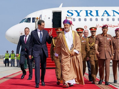 سلطان عمان هيثم بن طارق مستقبلا الرئيس السوري بشار الأسد لدى وصوله إلى مسقط، سلطنة عُمان. 20 فبراير 2023 - REUTERS