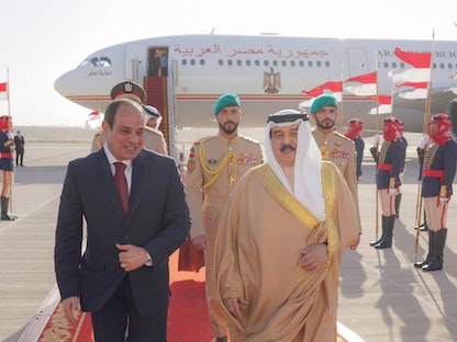 ملك البحرين حمد بن عيسى يستقبل الرئيس المصري عبد الفتاح السيسي في مطار المنامة- 28 يونيو 2022 - TWITTER/@bna_ar