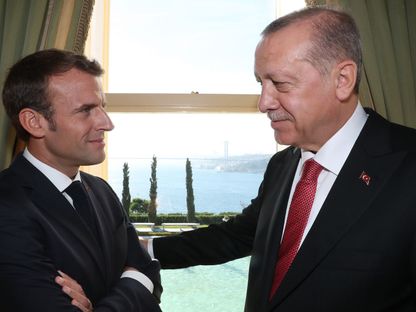 الرئيسان التركي رجب طيب أردوغان والفرنسي إيمانويل ماكرون خلال لقاء في إسطنبول - 27 أكتوبر 2018 - AFP