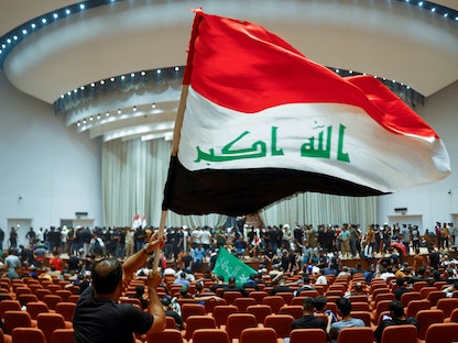 محتجون عراقيون داخل مبنى البرلمان بالعاصمة بغداد -30 يوليو 2022 - REUTERS