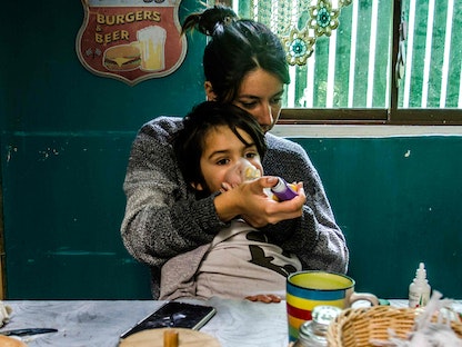 طفلة تشيلية تعاني من الربو في سانتياغو - 18 إبريل 2020 - AFP
