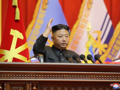 الزعيم الكوري الشمالي كيم جونج أون خلال ورشة عمل لقادة الجيش ومسؤولين سياسيين في بيونج يانج، 30 يوليو 2021 - REUTERS