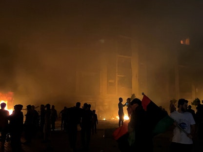 حريق أشعله المتظاهرون داخل مبنى يستخدمه البرلمان الليبي ومقره طبرق في شرق البلاد – 2 يوليو 2022  - REUTERS