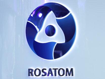 شعار شركة Rosatom في منتدى سانت بطرسبرج الاقتصادي الدولي، روسيا. 3 يونيو 2021. - REUTERS