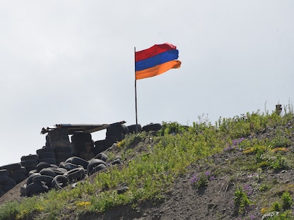 صورة ملتقطة من قرية سوتك في أرمينيا تظهر العلمين الأذربيجاني (يسار) والأرميني في نقطة حدودية بين البلدين 18 يونيو 2021 - AFP
