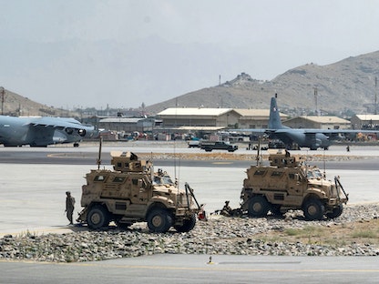 جنود أميركيون في مطار حامد كرزاي الدولي بالعاصمة الأفغانية كابول - 17 أغسطس 2021 - via REUTERS