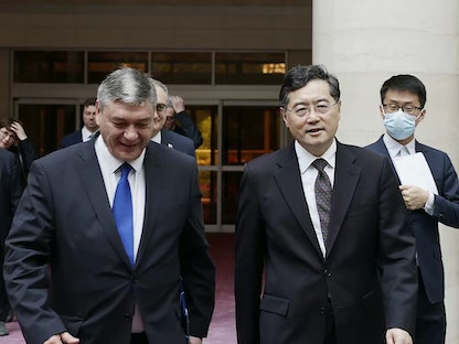 وزير الخارجية الصيني تشين جانج يلتقي نائب وزير الخارجية الروسي أندريه رودينكو في آخر ظهور علني له، بكين. 25 يونيو 2023. - AFP