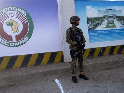 جندي يقف خارج مقر انعقاد قمة قادة دول غرب إفريقيا في العاصمة النيجيرية أبوجا،  4 ديسمبر 2022 - AFP