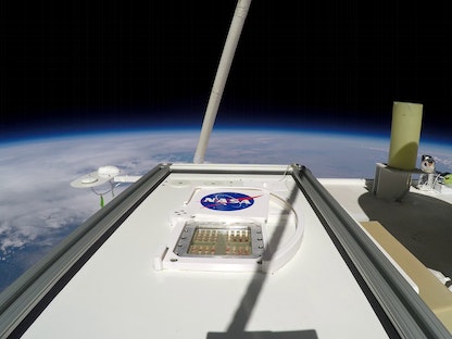 مركبة تحمل شعار وكالة ناسا في إحدى طبقات الجو العليا المحيطة بالأرض "الستراتوسفير" - NASA