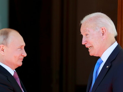 الرئيس الأميركي جو بايدن ونظيره الروسي فلاديمير بوتين يلتقيان في القمة الأميركية الروسية في فيلا لا جرانج في جنيف، سويسرا - 16 يونيو 2021 - REUTERS