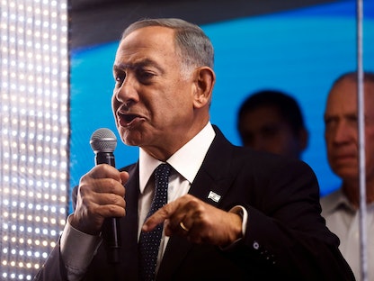 رئيس الوزراء الإسرائيلي بنيامين نتنياهو يقف على منصة في حدث انتخابي- 22 سبتمبر 2022 - REUTERS