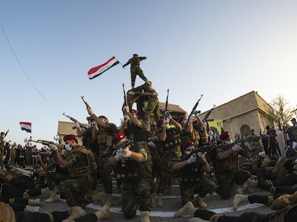 عناصر من قوات الحشد الشعبي شبه العسكرية يشاركون في عرض عسكري بمدينة البصرة جنوب العراق- 14 يونيو 2020 - AFP