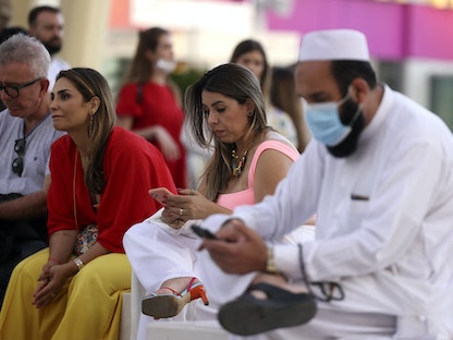 أحد زوار معرض إكسبو دبي يرتدي كمامة للوقاية من فيروس كورونا - 28 فبراير 2022 - AFP