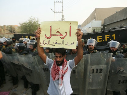 متظاهر عراقي غاضب يُطالب بطرد سفير أنقرة بعد سقوط ضحايا في قصف تركي شمال البلاد- 21 يوليو 2022 - REUTERS