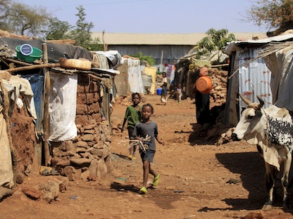 أطفال لاجئون إريتريون يسيرون داخل مخيم ماي آيني للاجئين بالقرب من الحدود الإريترية في إقليم تيغراي، إثيوبيا - REUTERS